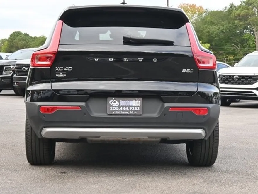 2025 Volvo XC40 Core photo 1