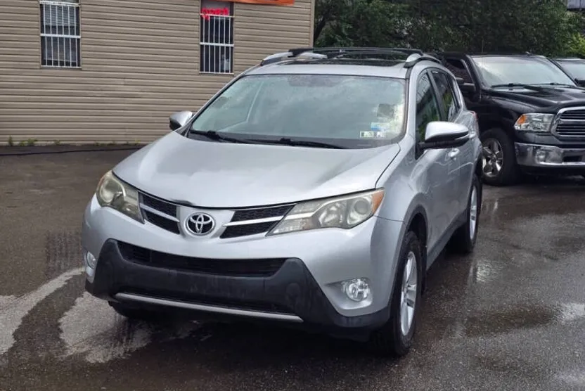 2013 Toyota RAV4 XLE photo 1