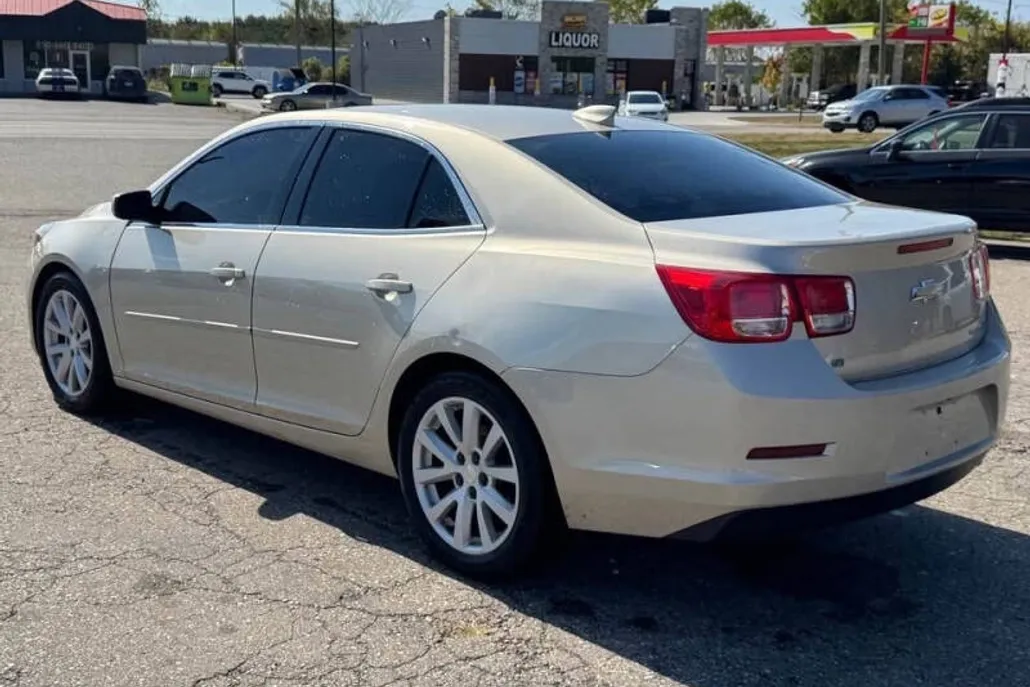 2015 Chevrolet Malibu 2LT photo 1