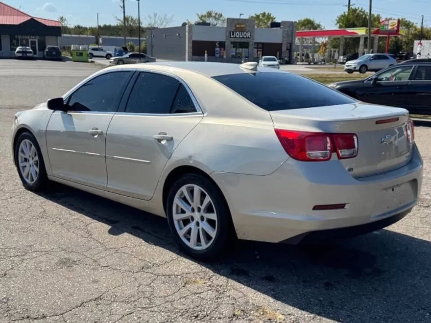 2015 Chevrolet Malibu 2LT photo 1