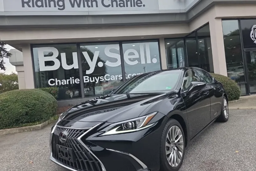 2023 Lexus ES 300h Luxury photo 1