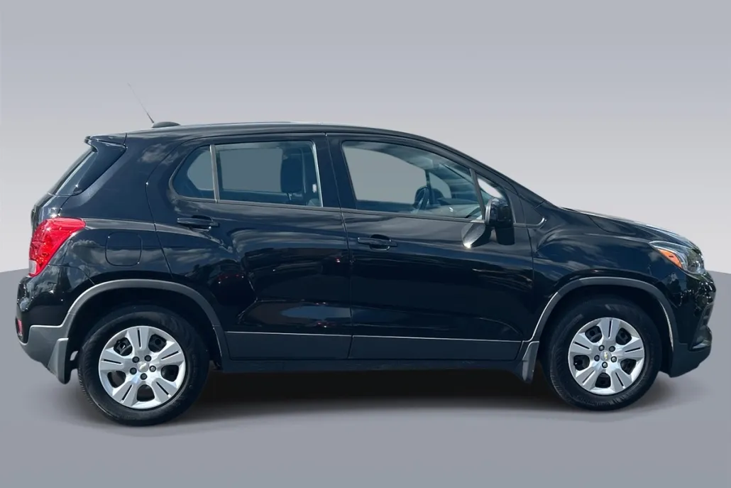 2017 Chevrolet Trax LS photo 1