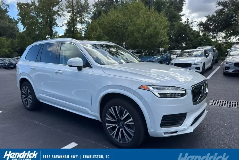 2022 Volvo XC90 Momentum photo 1