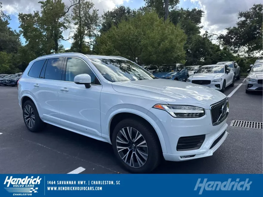 2022 Volvo XC90 Momentum photo 1