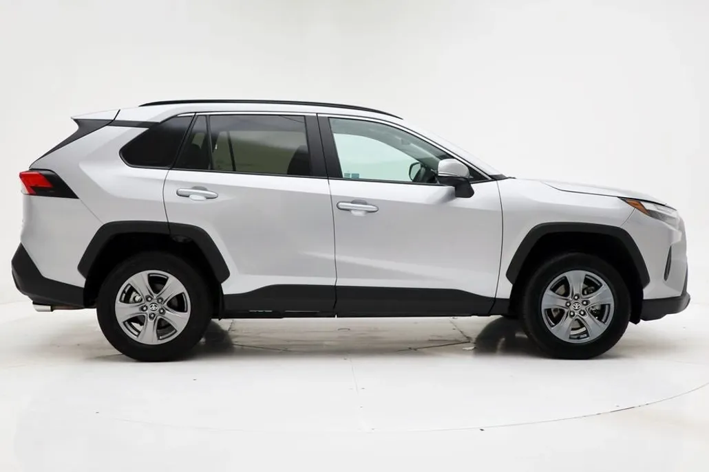 2024 Toyota RAV4 XLE photo 1