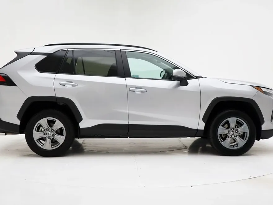 2024 Toyota RAV4 XLE photo 1