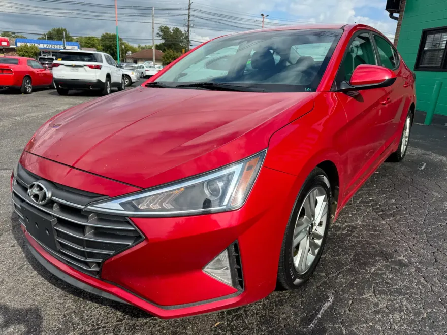 2020 Hyundai Elantra SEL photo 1