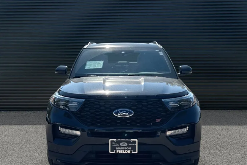 2023 Ford Explorer ST photo 1