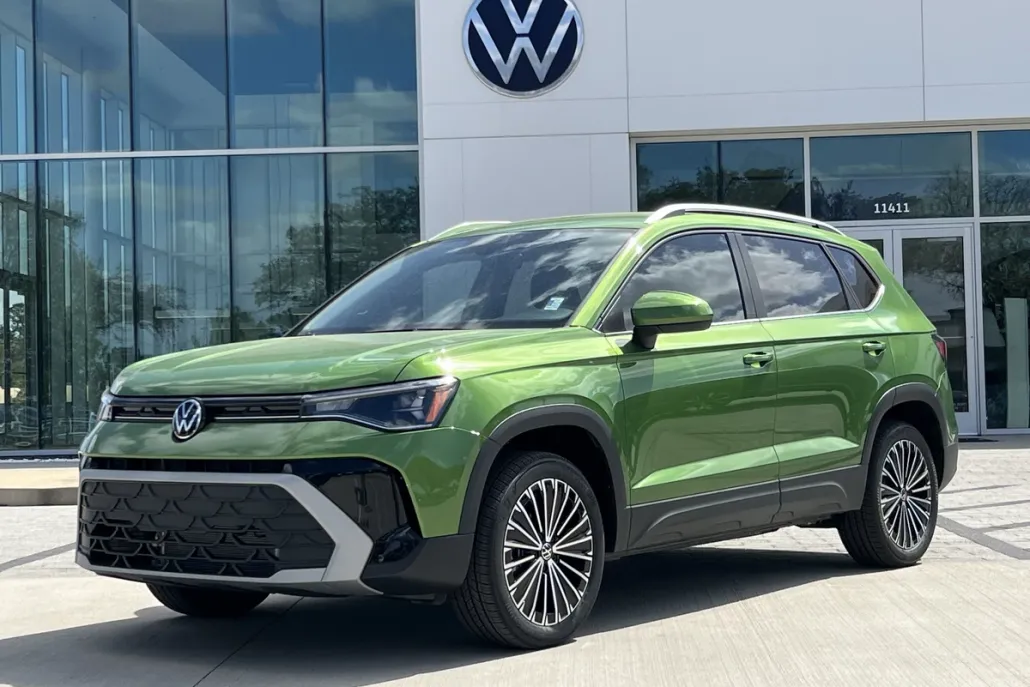 2025 Volkswagen Taos SE photo 1