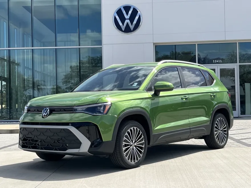 2025 Volkswagen Taos SE photo 1