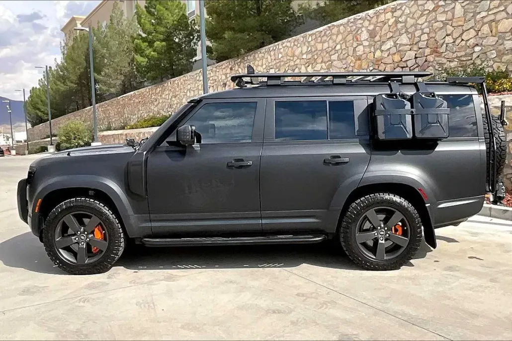 2023 Land Rover Defender SE photo 1