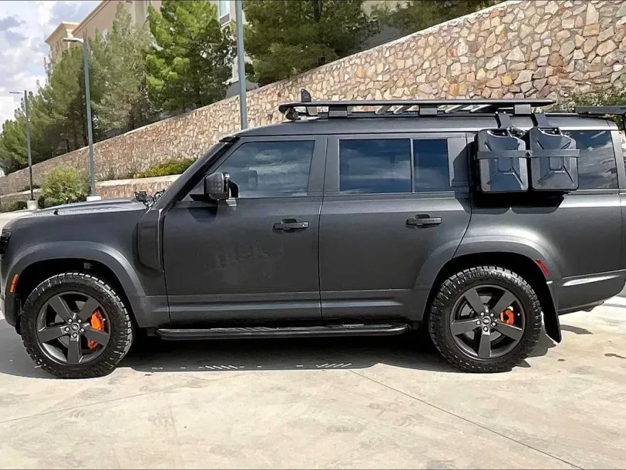 2023 Land Rover Defender SE photo 1
