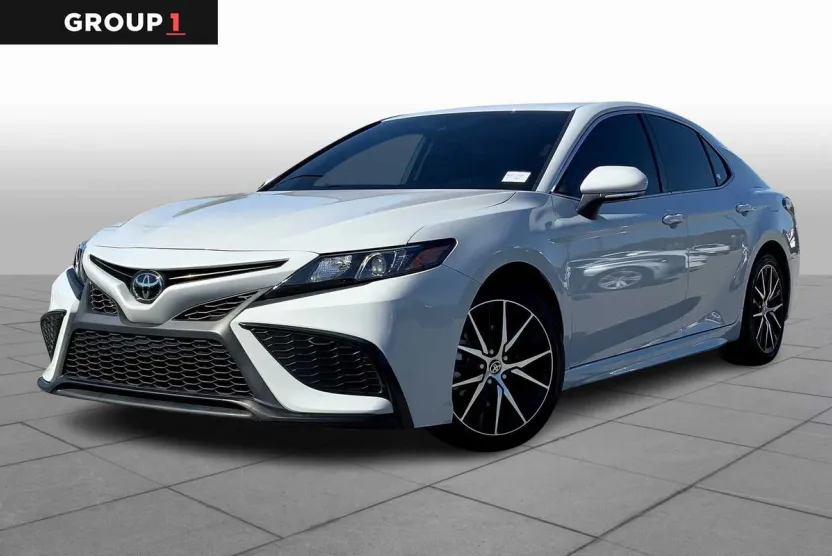 2022 Toyota Camry SE photo 1