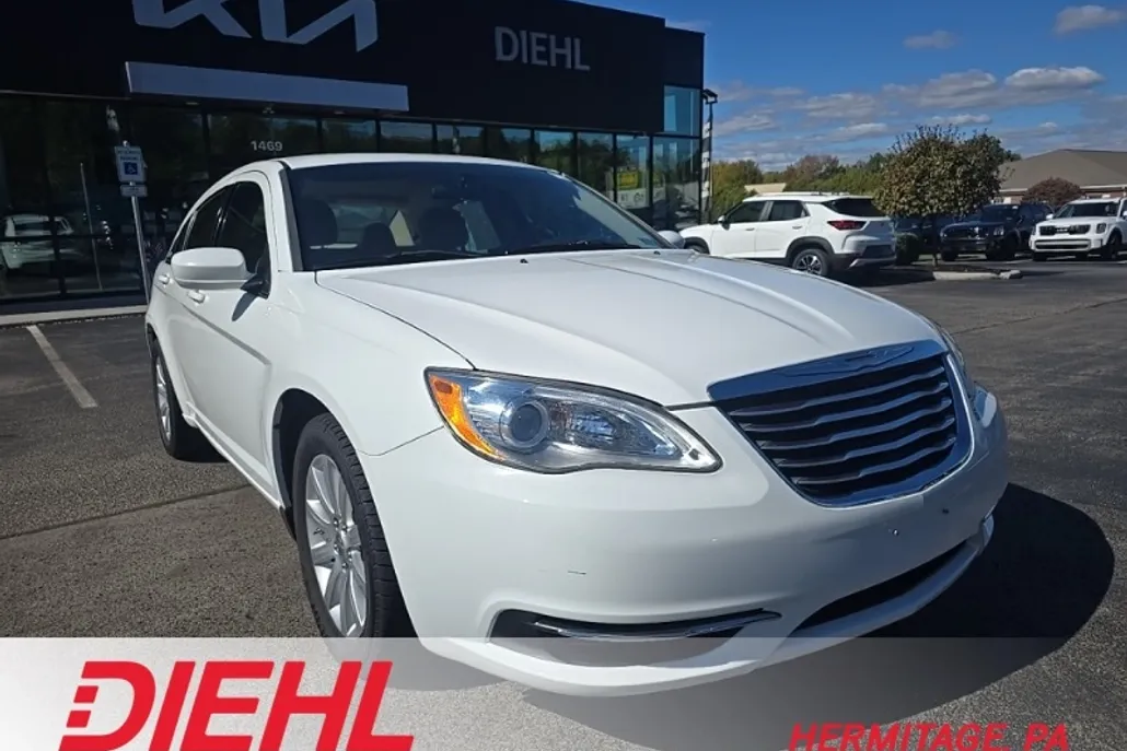 2013 Chrysler 200 Touring photo 1
