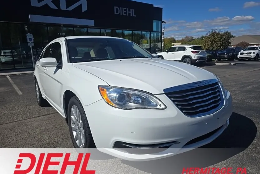 2013 Chrysler 200 Touring photo 1
