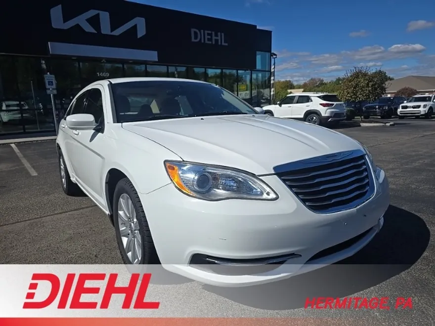 2013 Chrysler 200 Touring photo 1