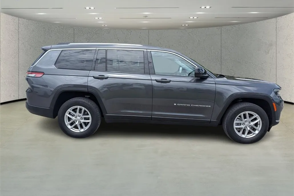 2022 Jeep Grand Cherokee Laredo photo 1