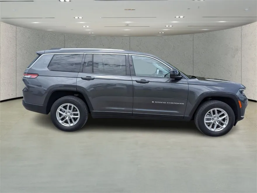 2022 Jeep Grand Cherokee Laredo photo 1