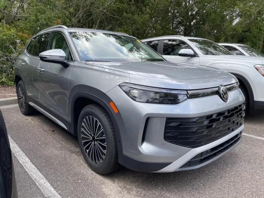 2025 Volkswagen Tiguan S photo 1