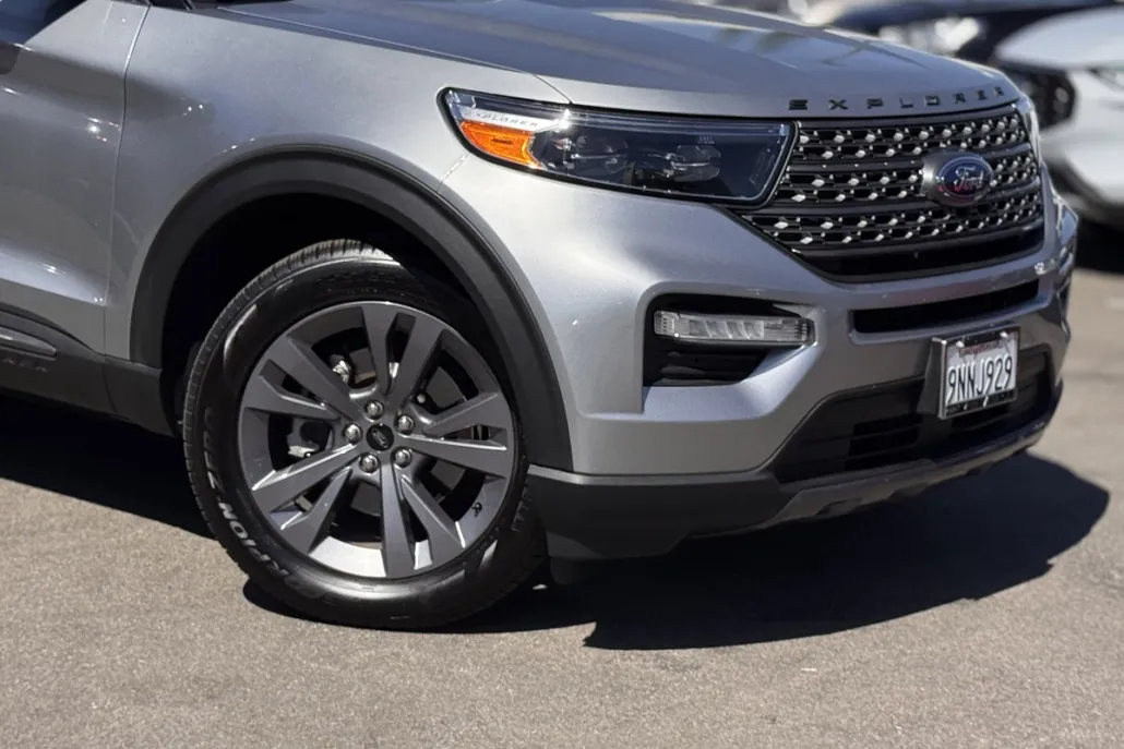 2023 Ford Explorer XLT photo 1