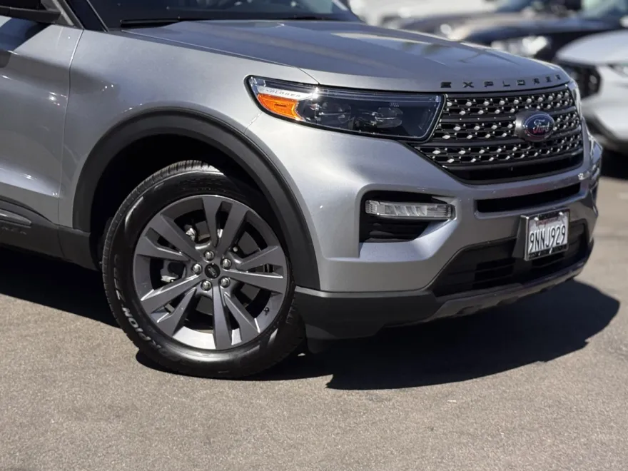 2023 Ford Explorer XLT photo 1