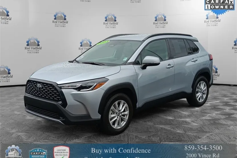2023 Toyota Corolla Cross LE photo 1