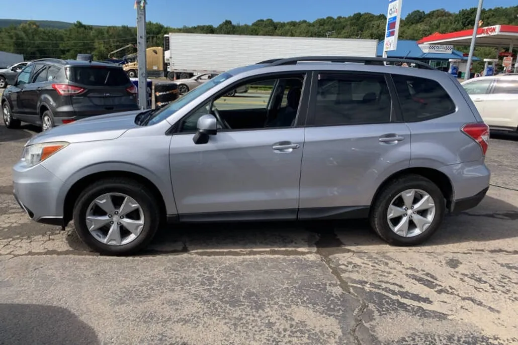 2015 Subaru Forester 2.5i Premium photo 1