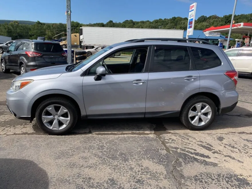 2015 Subaru Forester 2.5i Premium photo 1