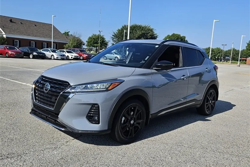 2021 Nissan Kicks SR photo 1