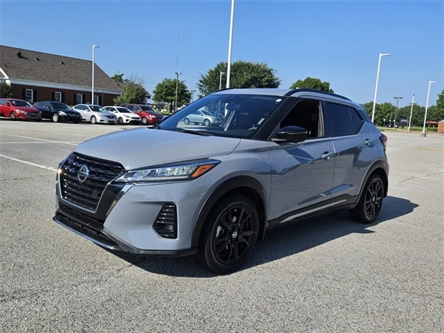 2021 Nissan Kicks SR photo 1