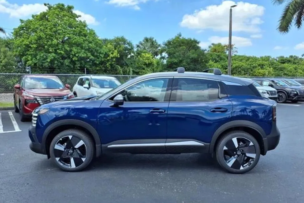2025 Nissan Kicks SR photo 1