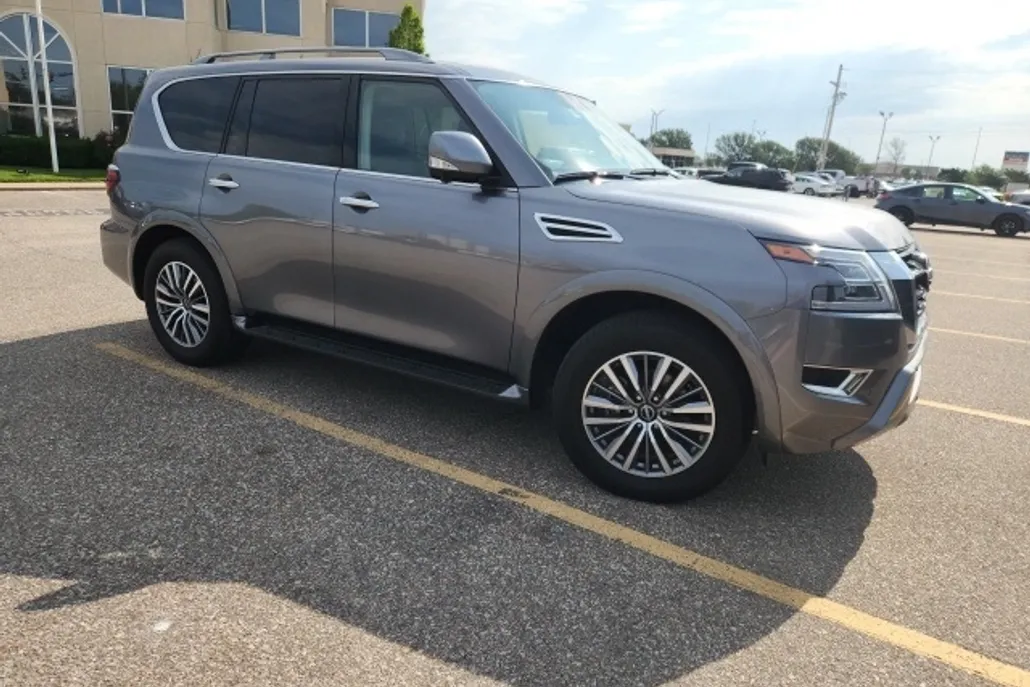 2023 Nissan Armada SL photo 1