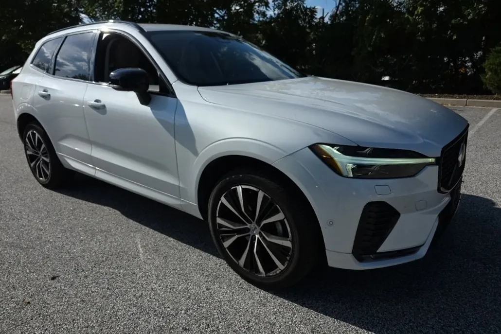 2023 Volvo XC60 B5 Ultimate photo 1