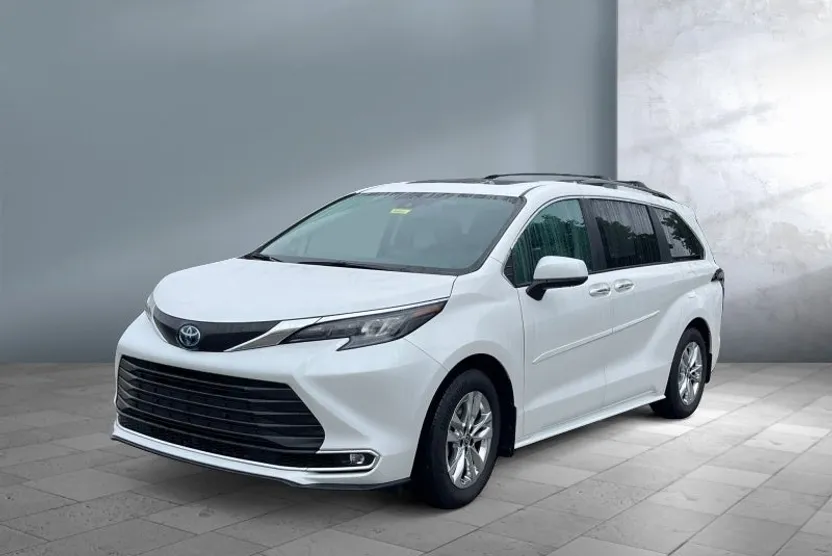 2024 Toyota Sienna XLE photo 1