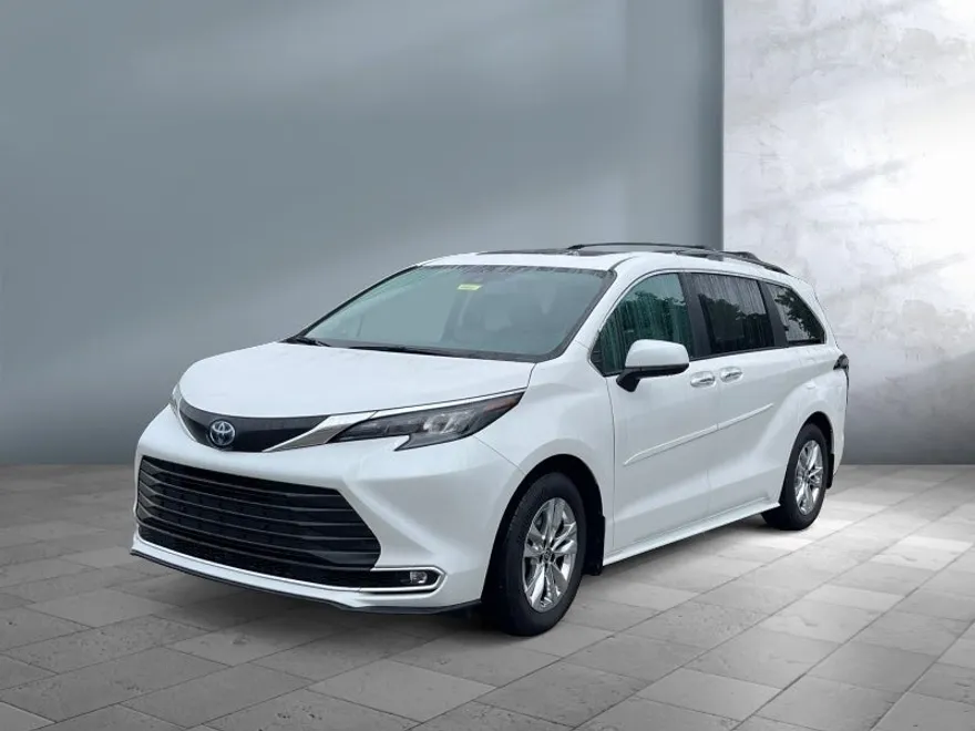 2024 Toyota Sienna XLE photo 1