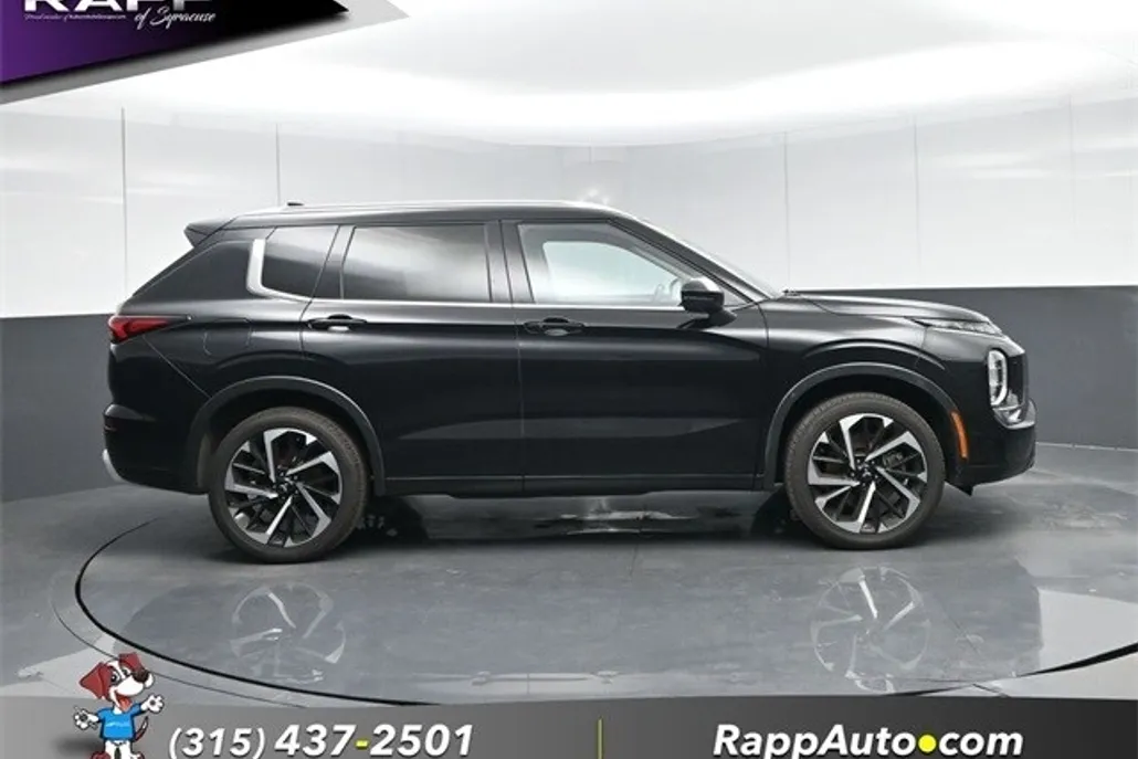 2024 Mitsubishi Outlander SEL photo 1