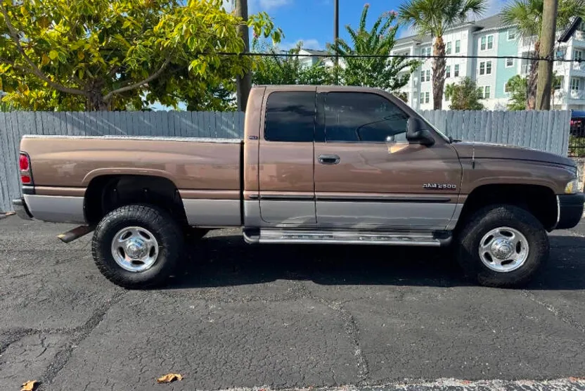 2000 Dodge Ram SLT photo 1