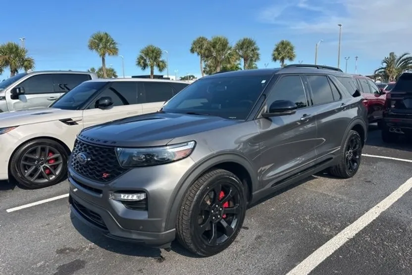 2023 Ford Explorer ST photo 1