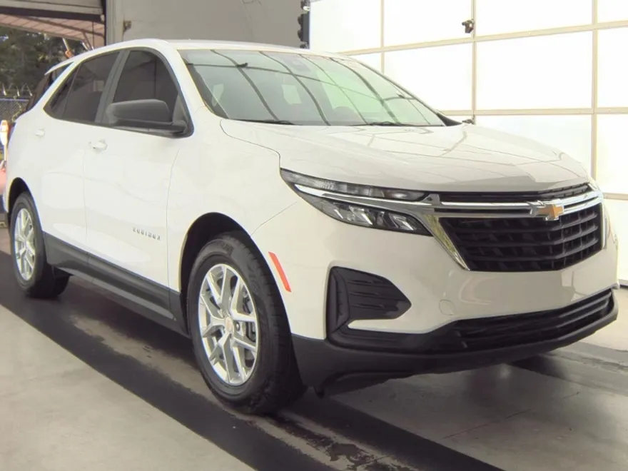 2023 Chevrolet Equinox LS photo 1