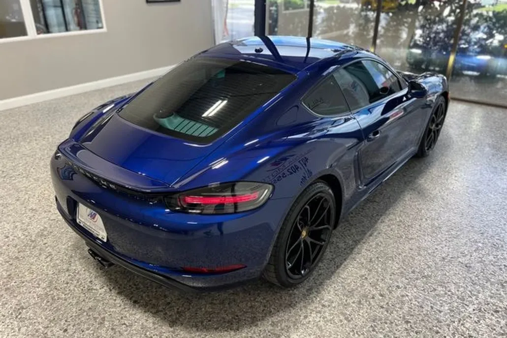 2024 Porsche Cayman photo 1