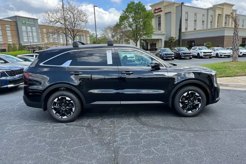 2025 Kia Sorento S photo 1