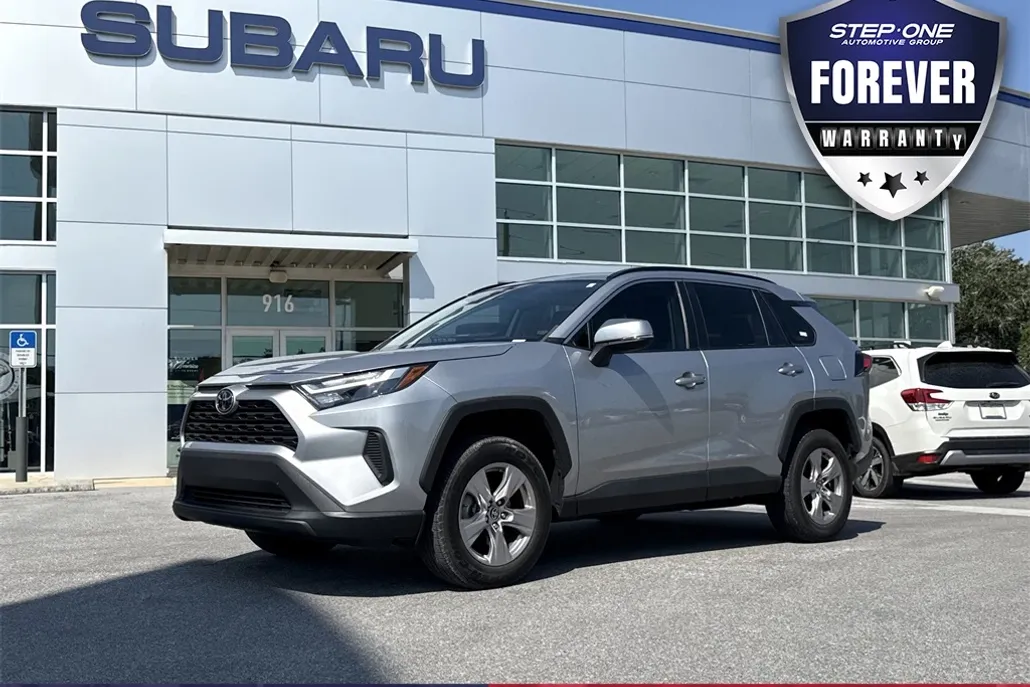 2023 Toyota RAV4 XLE photo 1