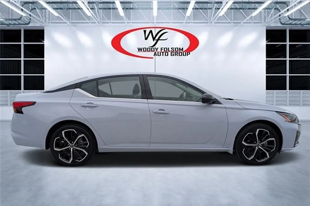 2024 Nissan Altima 2.5 SR photo 1