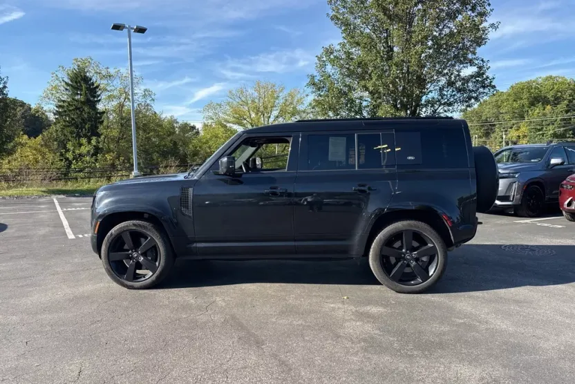 2024 Land Rover Defender 110 X-Dynamic SE photo 1