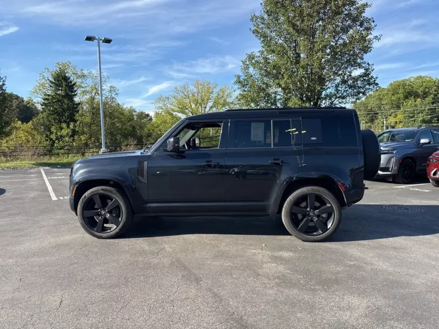 2024 Land Rover Defender 110 X-Dynamic SE photo 1