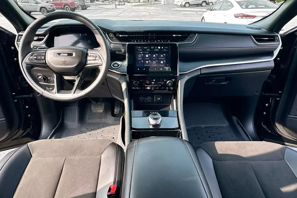 2023 Jeep Grand Cherokee Altitude photo 1