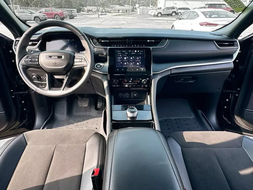 2023 Jeep Grand Cherokee Altitude photo 1