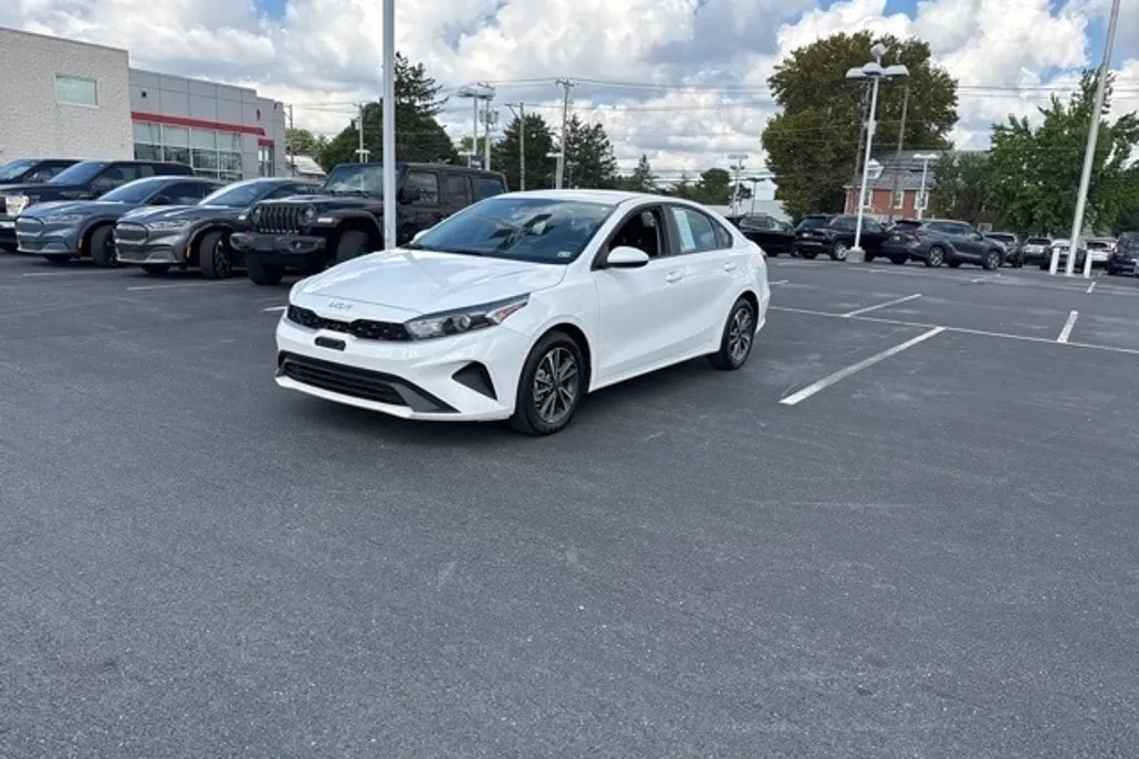 2023 Kia Forte LXS photo 1