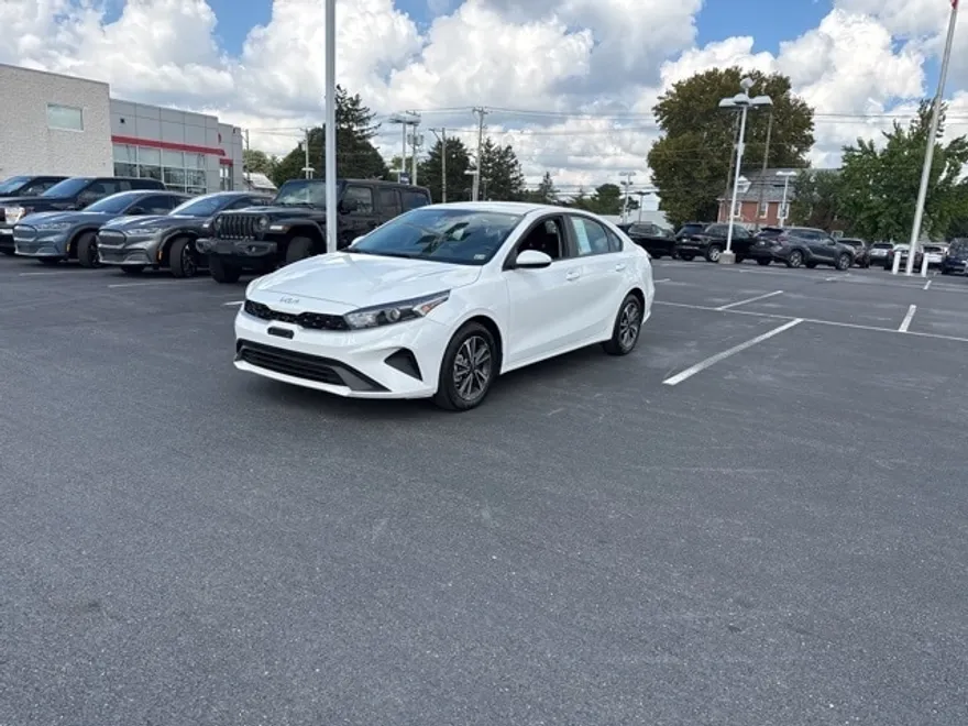 2023 Kia Forte LXS photo 1