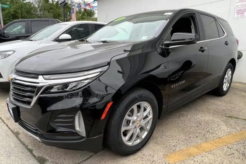 2022 Chevrolet Equinox LT photo 1